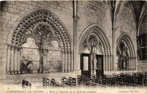 CPA Cathedrale de NOYON - Porte et Fenetres de la Salle du Chapitre (291025)