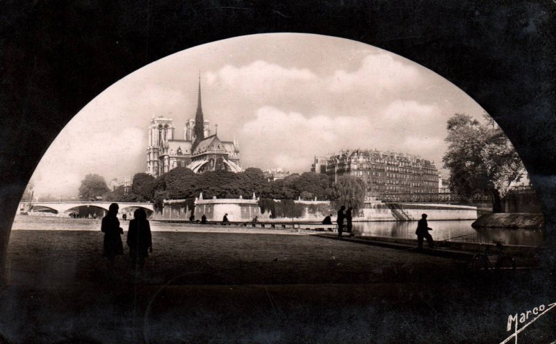 Sous Les Ponts de Paris,France BIN