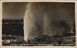 PC NEW ZEALAND, ROTORUE, WAIPOA GEYSER, Vintage REAL PHOTO Postcard (B41663)