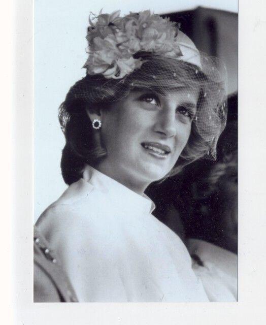 mm088 - Princess Diana in net hat - print 6x4