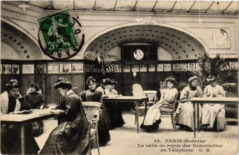 CPA AK PARIS Moderne 7e La salle de repos des Demoiselles du Téléphone (479438)