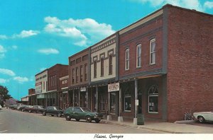 CONTINENTAL SIZE POSTCARD STREET SCENE PARKED CARS PLAINS GEORGIA POPULATION 683