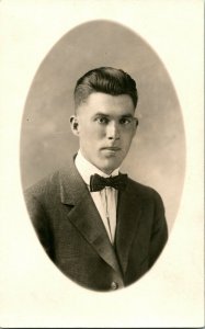 Vtg Tarjeta Postal RPPC 1920s Azo - Guapo Young Man En Traje Y Pajarita Unp