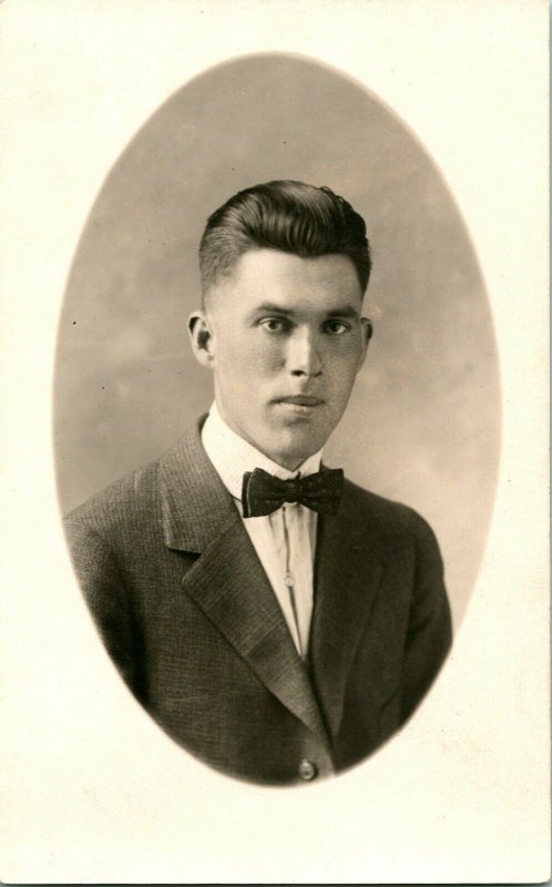 Vtg Tarjeta Postal RPPC 1920s Azo - Guapo Young Man En Traje Y Pajarita Unp