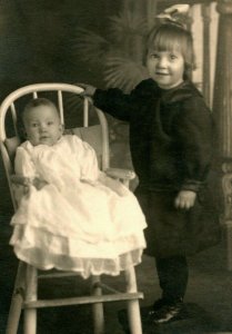 Vtg Carte Postale Cppr Studio Vue 1910s Artura Adorable Enfants Gladys & Claudia