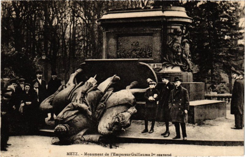 CPA Moselle METZ Statue de Guillaume renversée (984515)