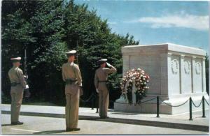 postcard Washington DC -Tomb of the Unknown Soldier  - with wreath and salute