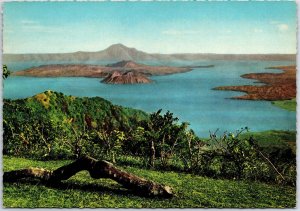 VINTAGE CONTINENTAL SIZE POSTCARD VIEW OF TAAL AT TAGAYTAY PHILLIPINES 1970s