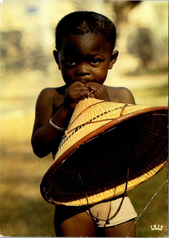 VINTAGE CONTINENTAL SIZE POSTCARD A BIG HAT AND A SMALL BOY IN LIBERIA LR CREASE