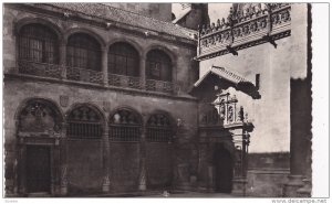 RP: GRANADA , Spain , 30-40s : Capilia Real: Puerta de la Lonja