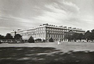 Middlesex Postcard - Hampton Court Palace - Palace from The South East  A8484