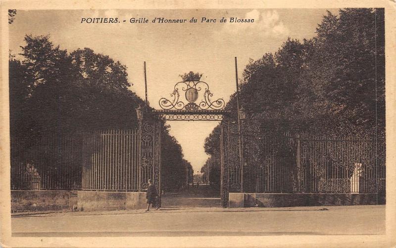 BF4281 poitiers grille d honneur du parc de biosse France