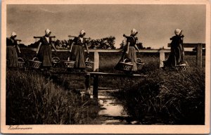 Netherlands Traditional Clothing Volendam Visvrouwen Vintage Postcard 09.97