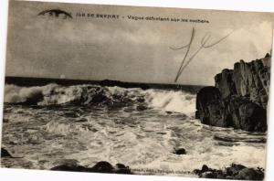 CPA Ile de BRÉHAT-Vague déferiant sur les rochers (230440)