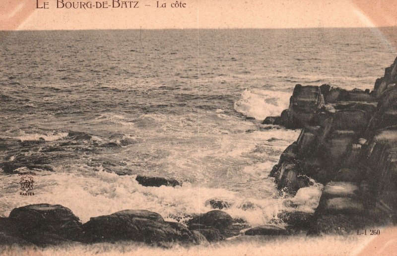 VINTAGE POSTCARD ROCKY OUTCROP AT BOURG-DE-BATZ COASTAL TOWN FRENCH COAST 1910s