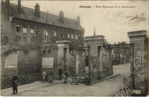 CPA PÉRONNE Porte Flamincourt et la Gendarmerie (25418)