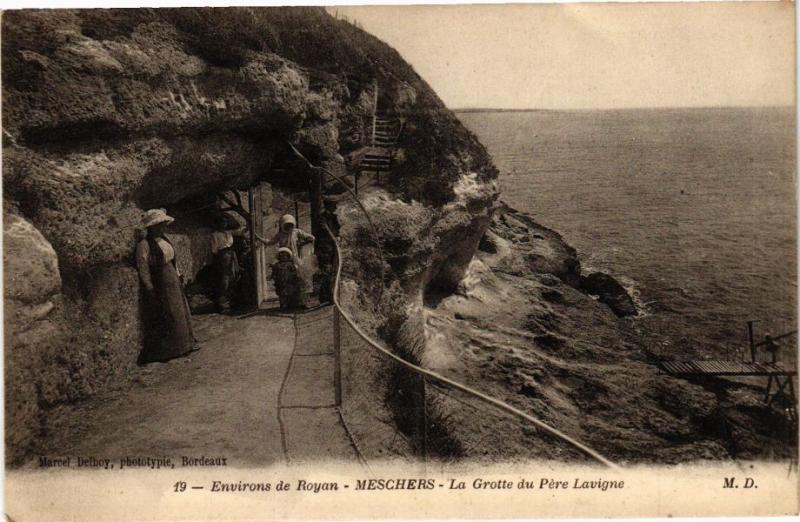 CPA Environs de ROYAN - MESCHERS-La Grotte du Pere Lavigne (242155)