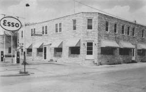 HENNESSEY'S RESTAURANT ESSO GAS STATION DELAWARE DEXTER PRESS POSTCARD (1940s)