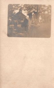 Cartão postal antigo foto em frente à igreja lembrança de casal-