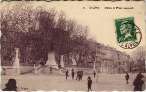 CPA Digne-les-Bains statue et place gassendi (1208522) 