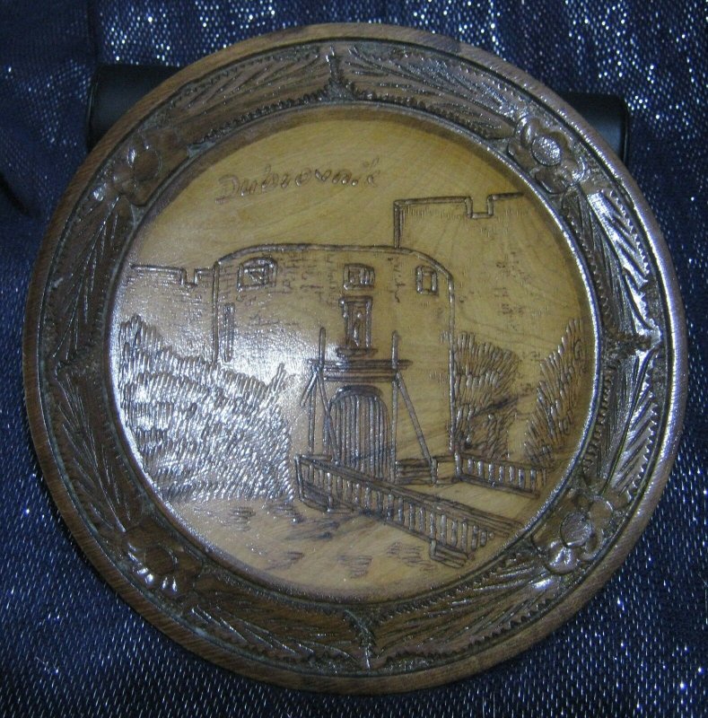 Great wooden souvenir plate plaque Dubrovnik Castle approx 8½ ins wide