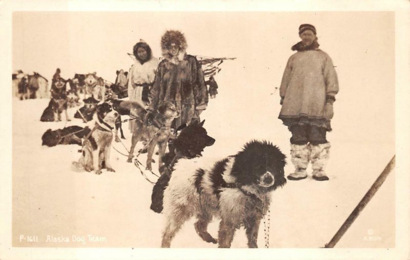 RPPC ALASKA DOG TEAM REAL PHOTO POSTCARD (c. 1940s) ++