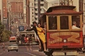 Postcard  Passengers hanging on to a Cable Car in San Francisco, CA .    S6