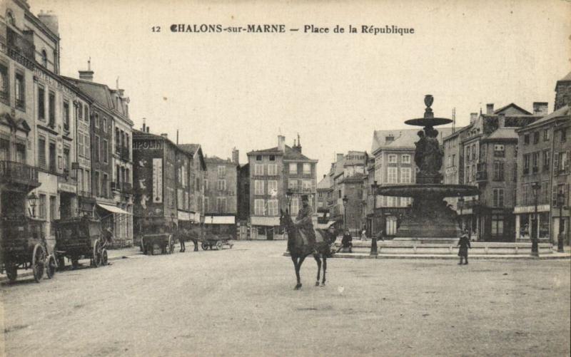 CPA CHALONS-sur-MARNE - Place de la Republique (131959)