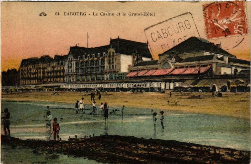 CPA CABOURG - Le Casino et le Grand-Hotel (422352)