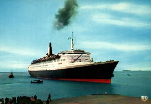 VINTAGE CONTINENTAL SIZE POSTCARD QUEEN ELIZABETH 2 OCEAN LINER APPROACHING PORT