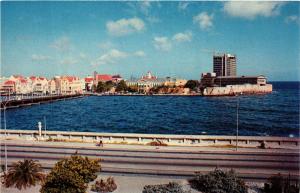 CPM AK St. Anna Bay to the Punda. Queen Emma Pontoon Bridge CURACAO (660306)