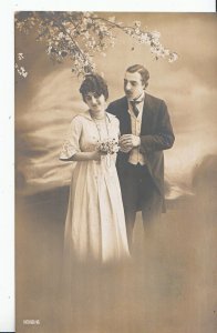 Romance Postcard - Young Lady and Young Man Standing Under A Tree    ZZ3527