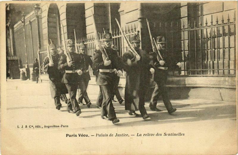 CPA AK PARIS Vecu. Palais de jutice. La releve des Sentinelles (574977)