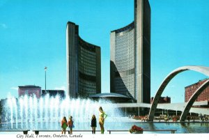 CONTINENTAL SIZE POSTCARD CITY HALL AT TORONTO CANADA 1970s