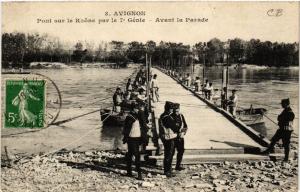 CPA AVIGNON - Pont sur le Rhone par le 7e Genie - Avant la Parade (511602)