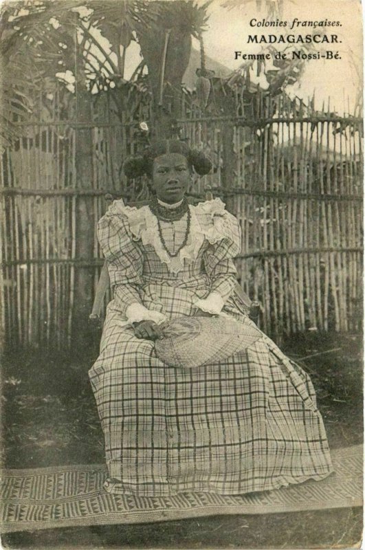 CPA AK Femme de Nossi-Be MADAGASCAR (709393)