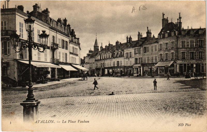 CPA AVALLON - La Place Vauban (657205)