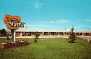 Vintage Postcard Frontier Motel Rodeo Grounds Country-Like Units Cody Wyoming WY