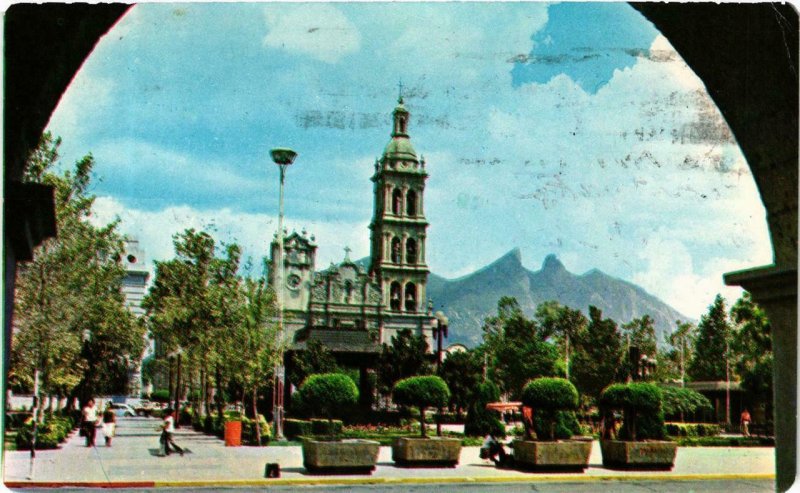 CPM AK Monterrey. Plaza Zaragoza, Catedral y Cerro de la Silla. MEXICO (661926)