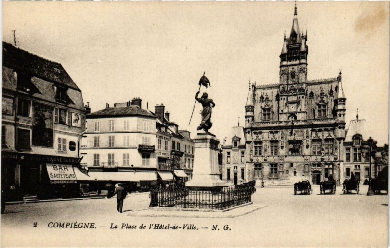 CPA Compiegne- Place de l'Hotel de Ville FRANCE (1008952)
