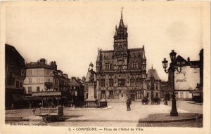 CPA Compiegne Place de l'Hotel de Ville FRANCE (1013888)