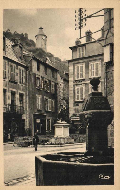 CPA AUBUSSON La Place du Monument et l'Horloge (121658)