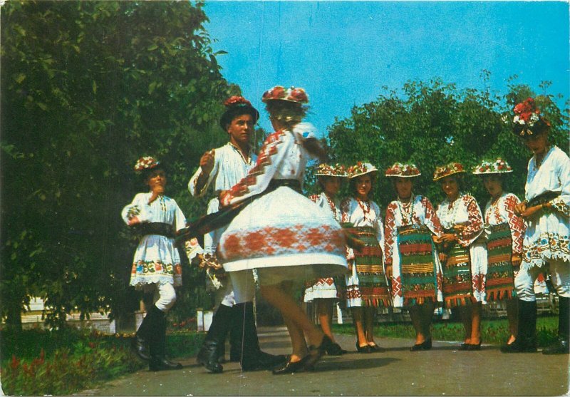 carte postala grup dansuri traditionale Valea Sieului Romania costume tipice