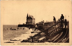 CPA Bernieres sur Mer La nouvelle digue a l'heure du bain FRANCE (1286903)