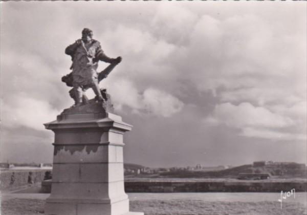 Statue de Jacques Cartire Saint Malo France