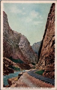 USA Going Through The Royal Gorge Colorado Vintage Postcard C001