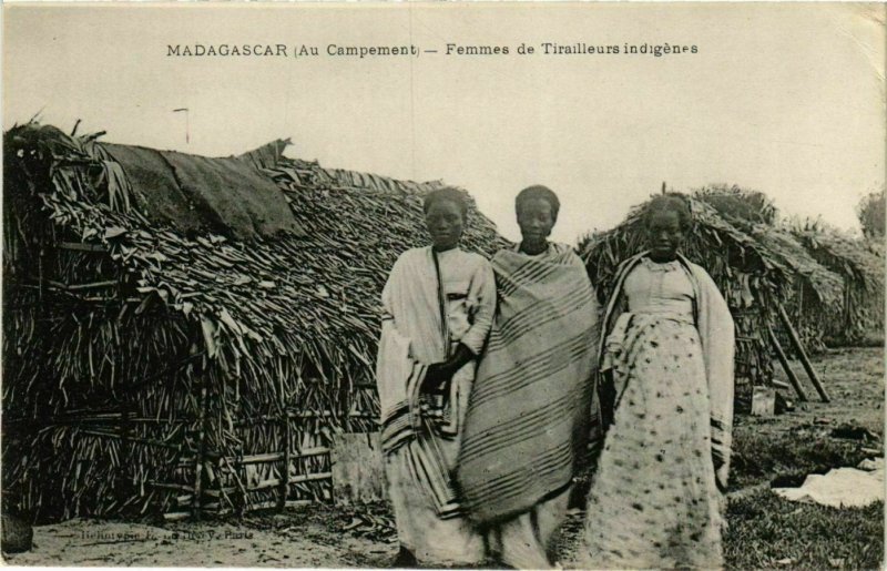 CPA AK Au Campement. Femmes de Tirailleurs indigenes MADAGASCAR (709674)