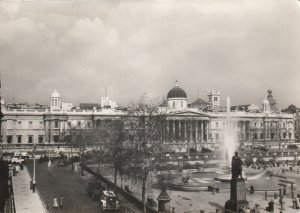 NATIONAL GALLERY, VIEW FROM TRAFALGAR SQUARE, LONDON - Vintage POSTCARD (Photo)