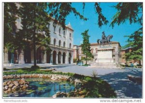 Statue, Giardini Pubblici, Piazza Italia, Perugia, Umbria, Italy