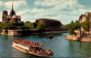 France Paris La Pointe Est de I'lle de a Cite et l Bateau-Mouche Parisien